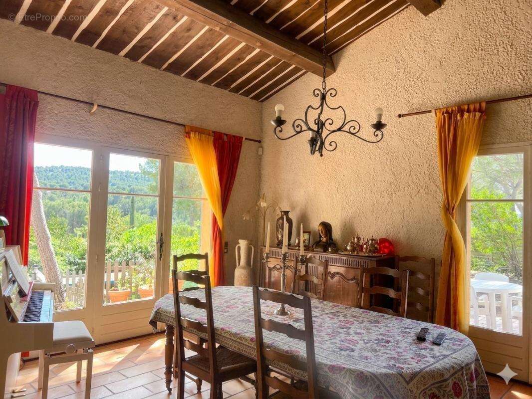 Maison à VENTABREN