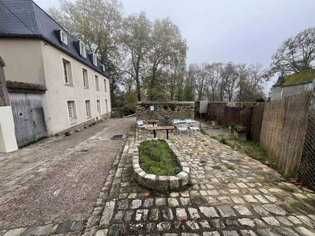 Commerce à DAMPIERRE-EN-YVELINES