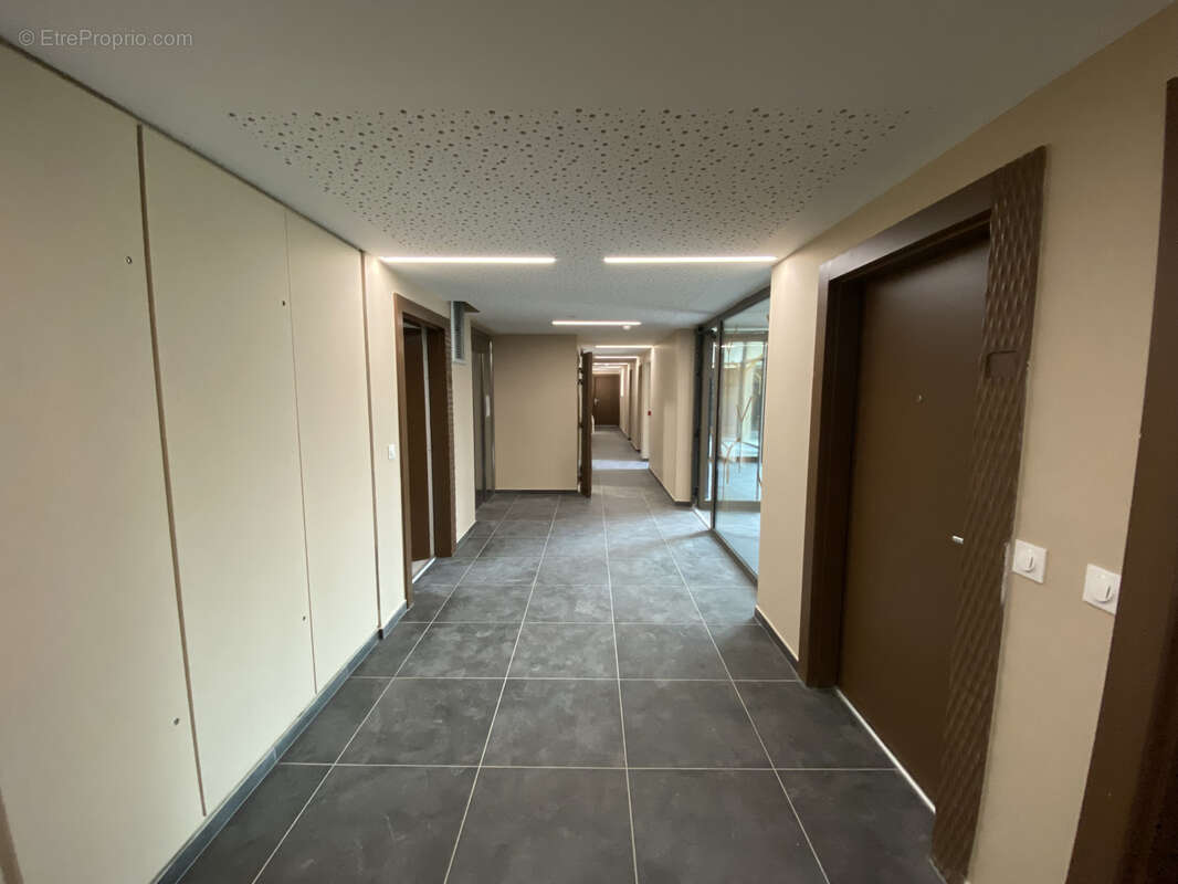 Appartement moderne avec double parking et terrasse en étage élevé - photo 4