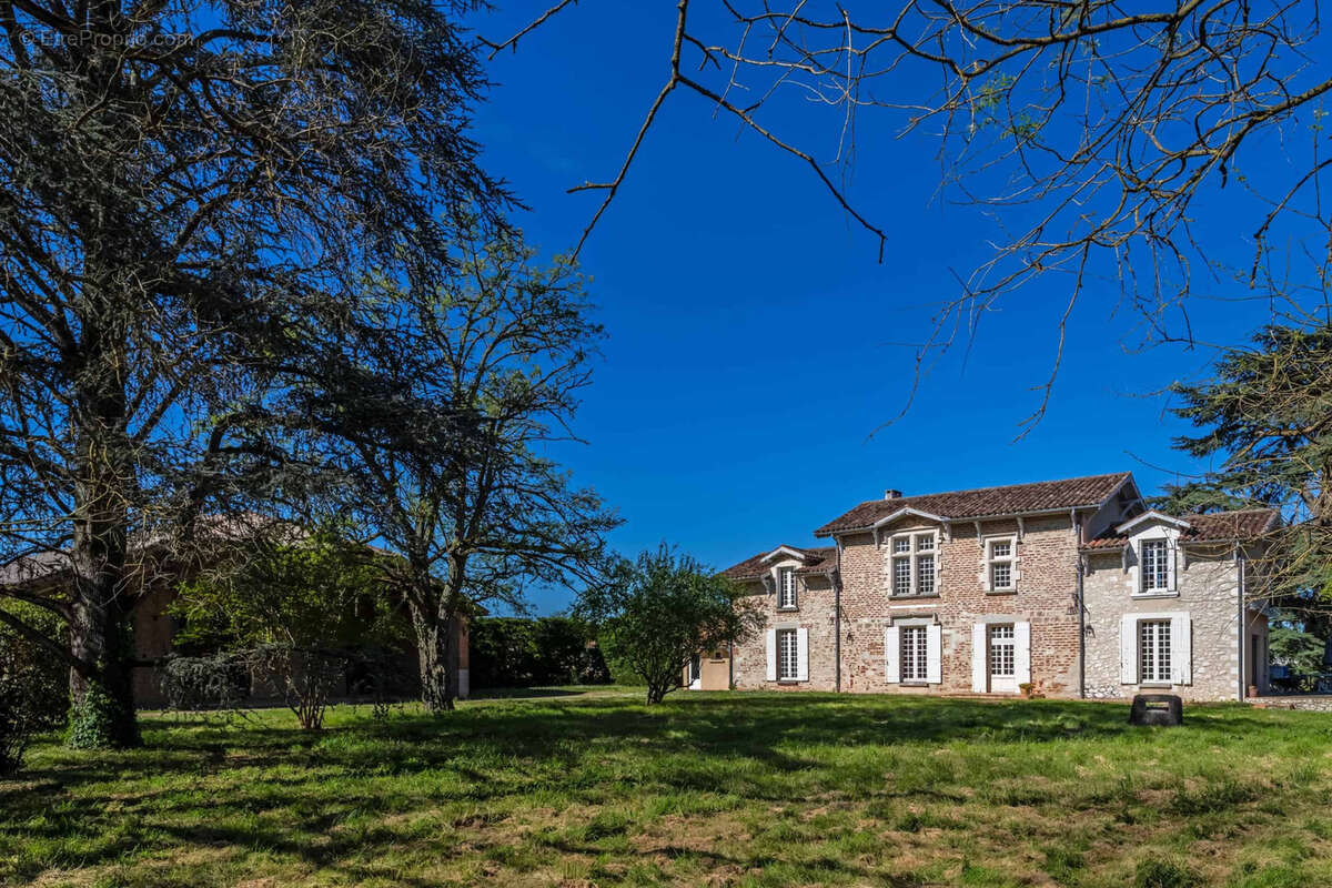 Country manor with barn and pool - photo 24