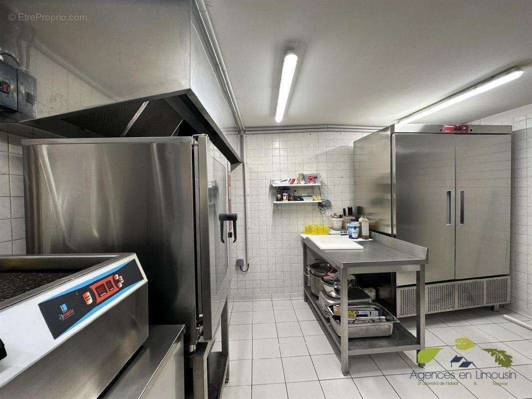 Commerce à SAINT-LEONARD-DE-NOBLAT