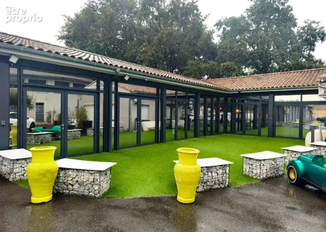 A vendre , murs commerciaux et professionels de 297m²+27m2 de réserve + 39m2 de garage avec un espace terrasse sur 852m2 de terr - photo 9
