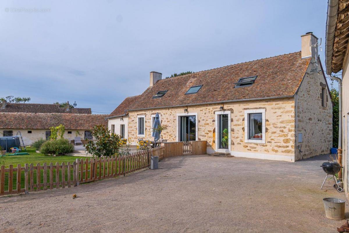 Maison à NEUVILLE-SUR-SARTHE