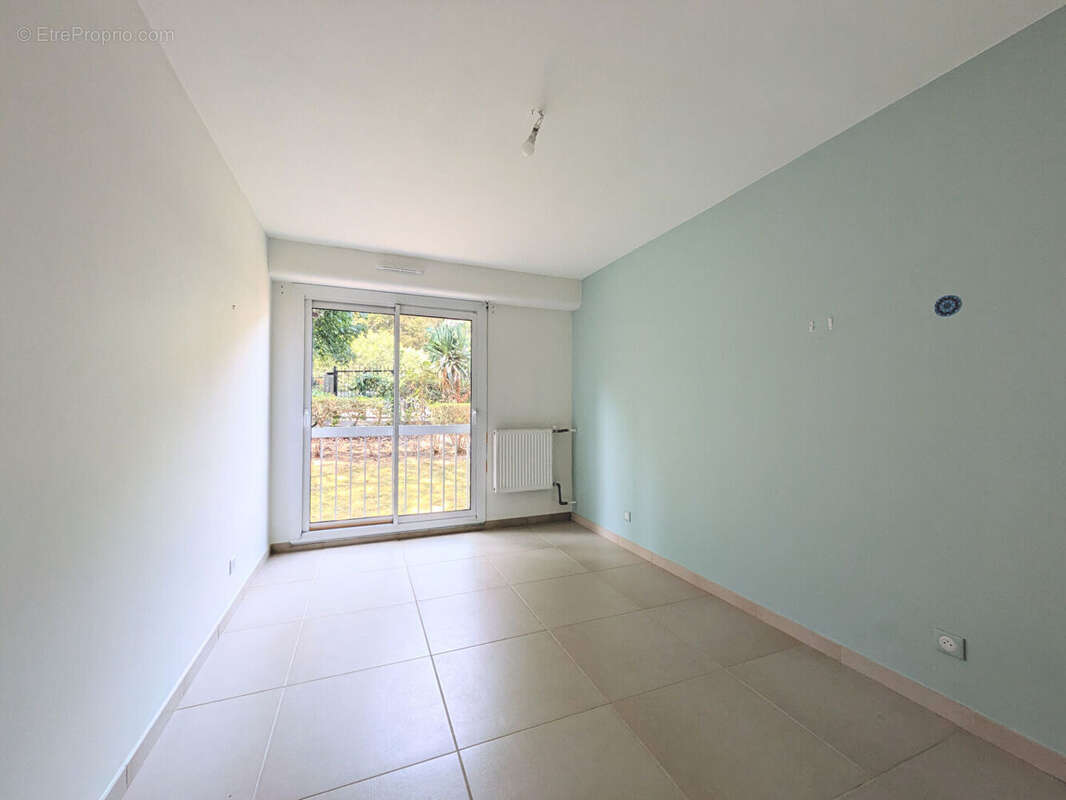 Le Plessis-Robinson, T4 de 96,05 m² en rez-de-jardin avec terrasse et jardin privatif - photo 9