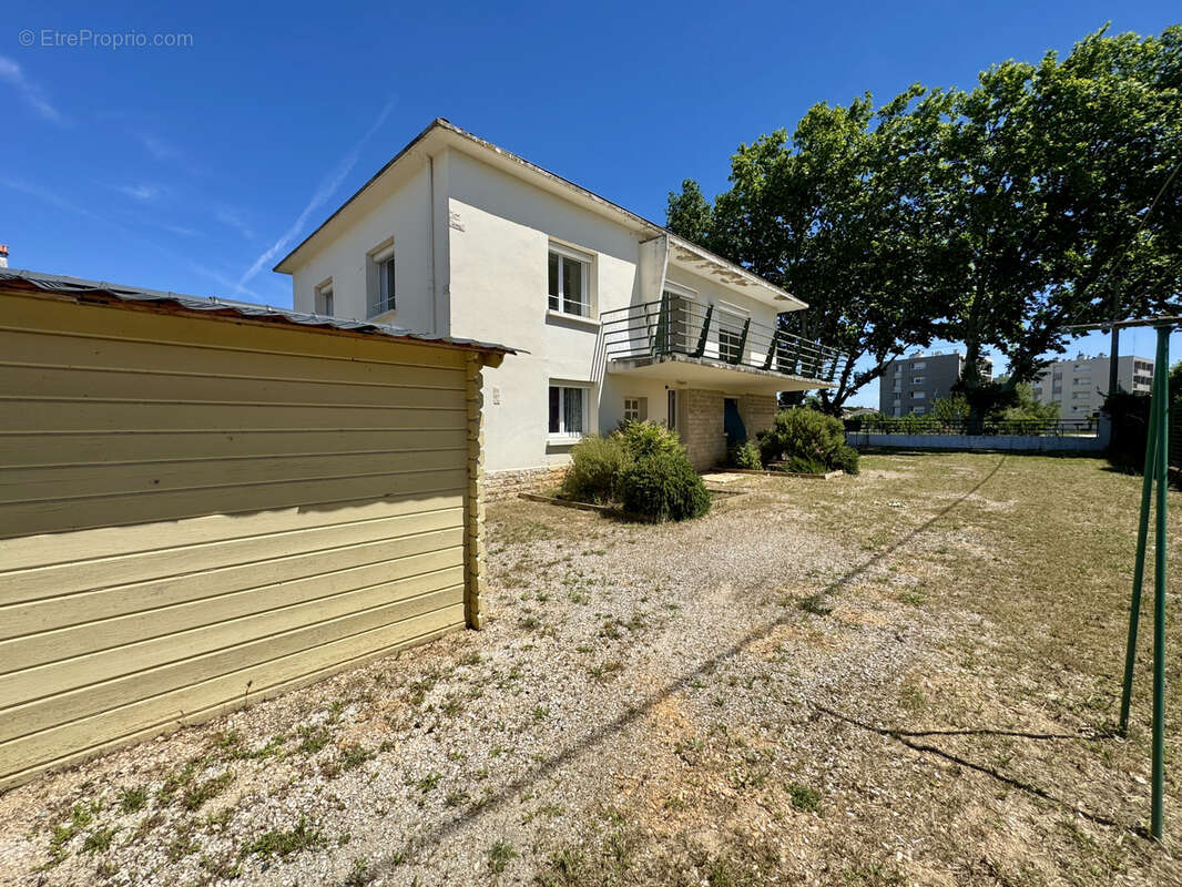 Maison à LAUDUN-L&#039;ARDOISE