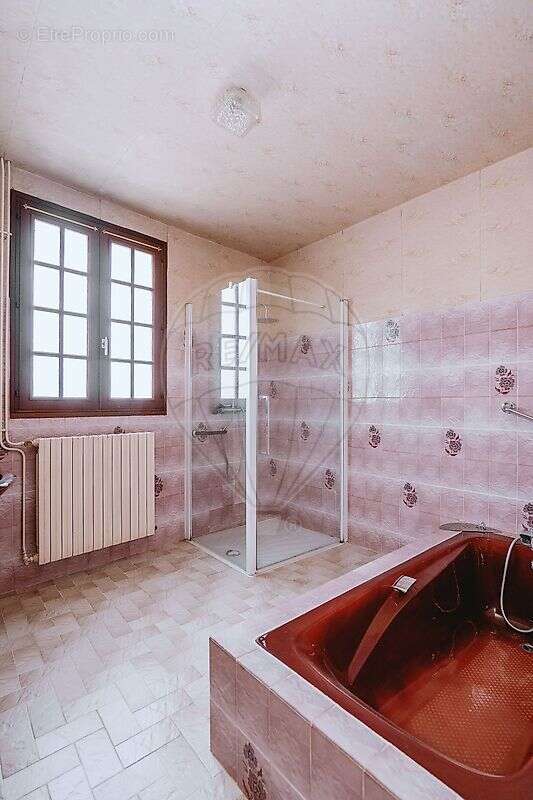 Maison à CREUZIER-LE-VIEUX