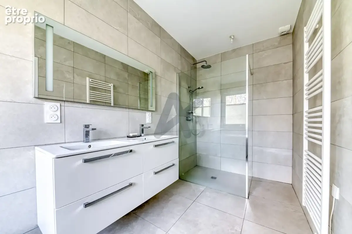 Ecully - Les Serres: Une maison contemporaine de 189m2, 5 chambres, terrasse, jardin, piscine et garage. - photo 10