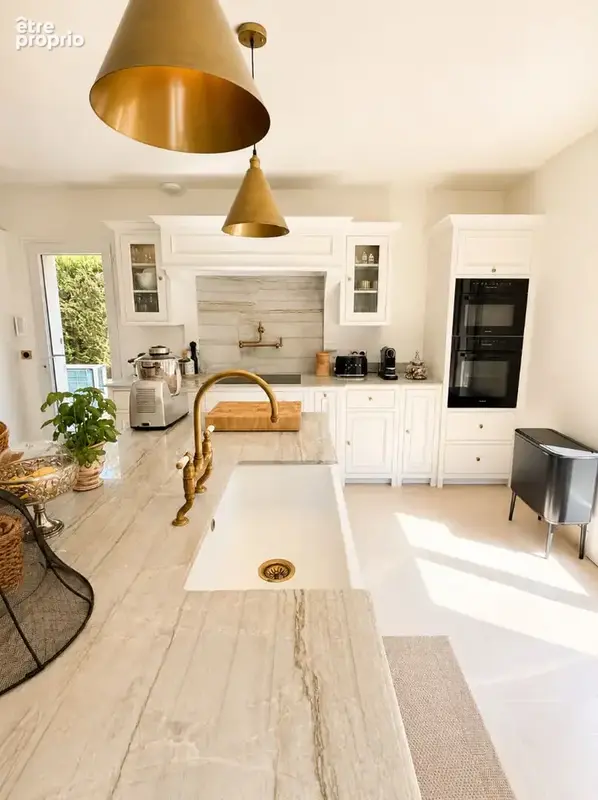 Propriété d'une magnifique architecture de 220 m² sur 3600m² de terrain avec piscine et garage double ainsi que sa dépendance. - photo 7