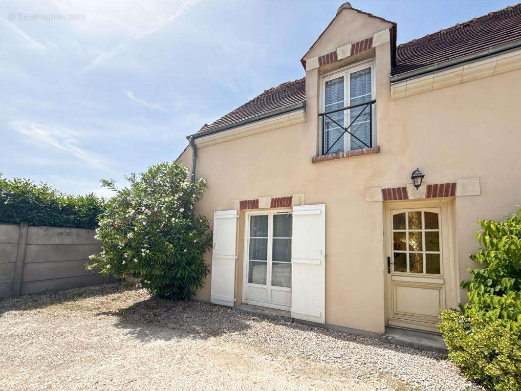 Maison à SAINT-JEAN-DE-BRAYE