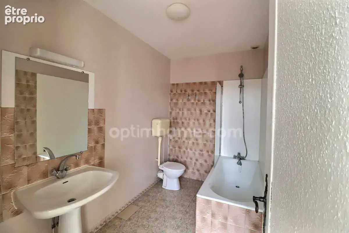 Maison de bourg rénovée de 99 m² (3 ch) avec cour, 2 garages + Appartement T2 loué (420 €/mois) – Centre-ville de Nueil-les-Aubi - photo 10