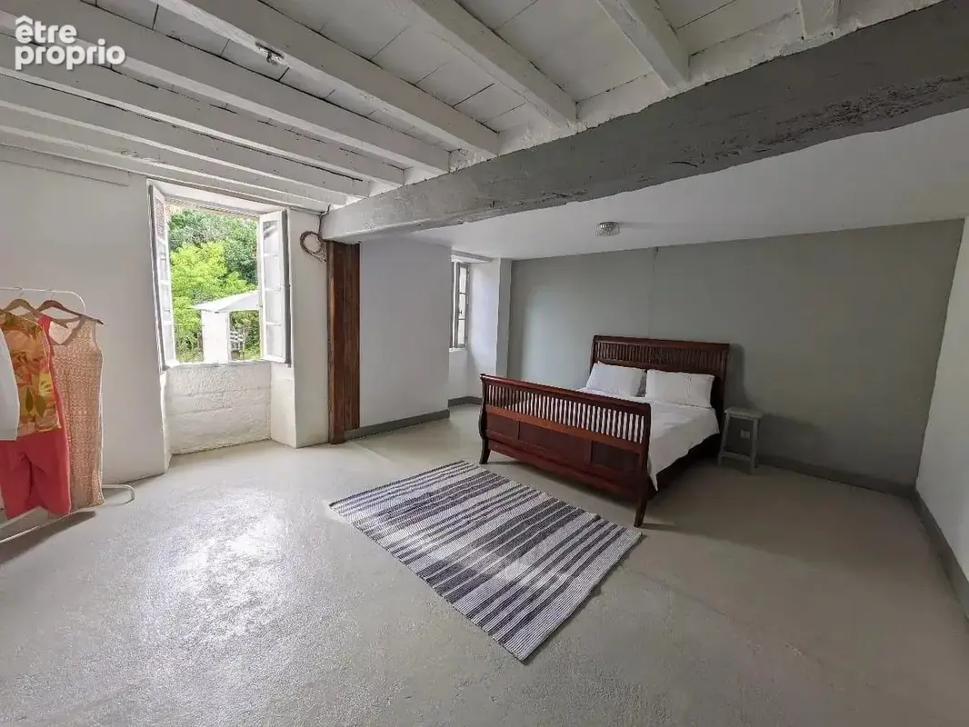 Maison traditionnelle en pierre avec jardins clos et garage/atelier. - photo 4