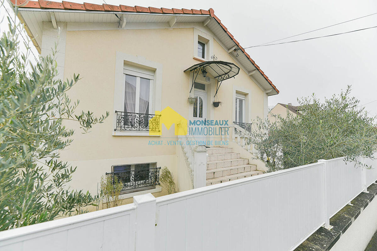 Maison à SAINTE-GENEVIEVE-DES-BOIS