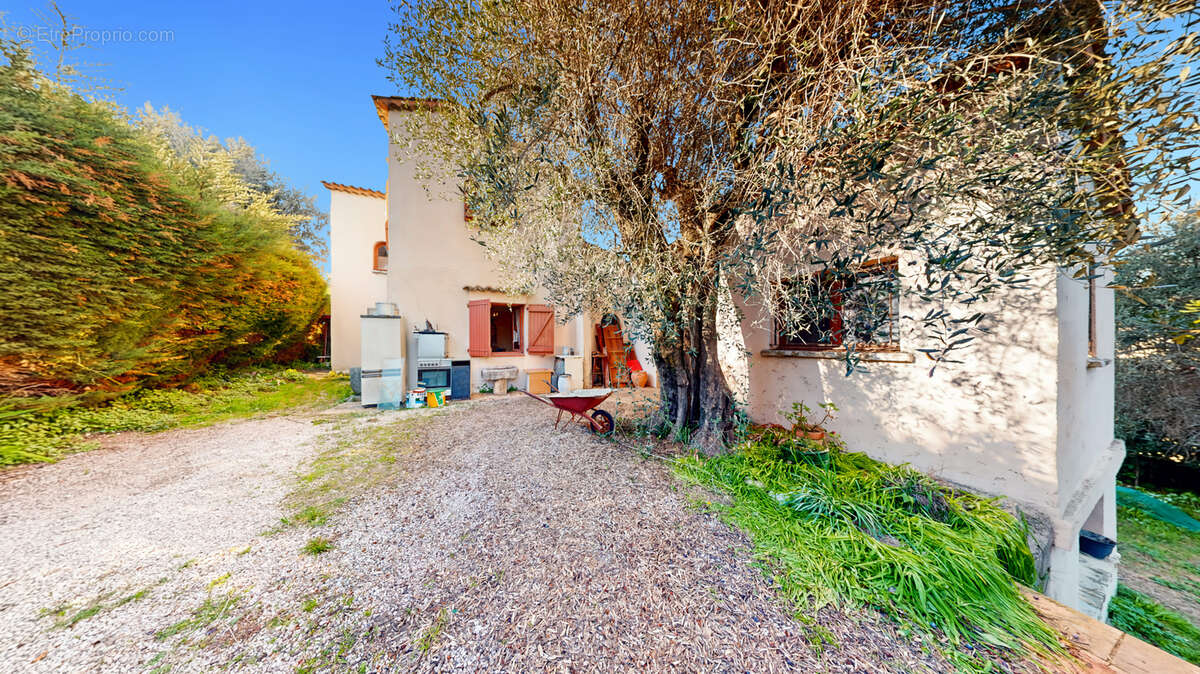 Maison à rénover, piscine, terrain 1660 m2 - photo 2
