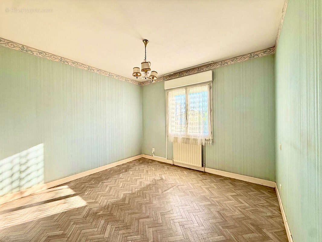 Malemort, maison 5 pièces 3 chambres 105m2 avec distribution de plain-pied sur 562m2 de terrain ! - photo 10