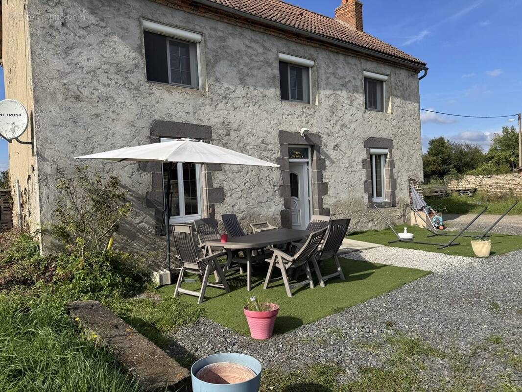 Maison à SAINT-CLEMENT-DE-REGNAT