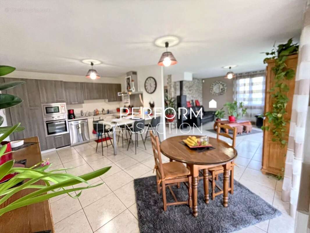 Maison à CHEVRIERES