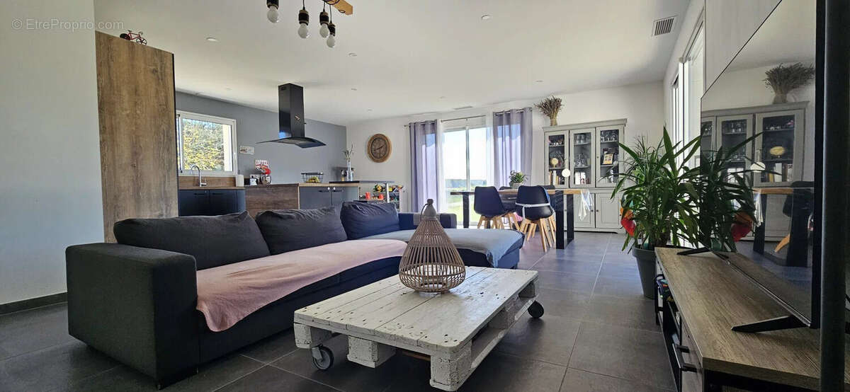 Maison à COURS-DE-PILE