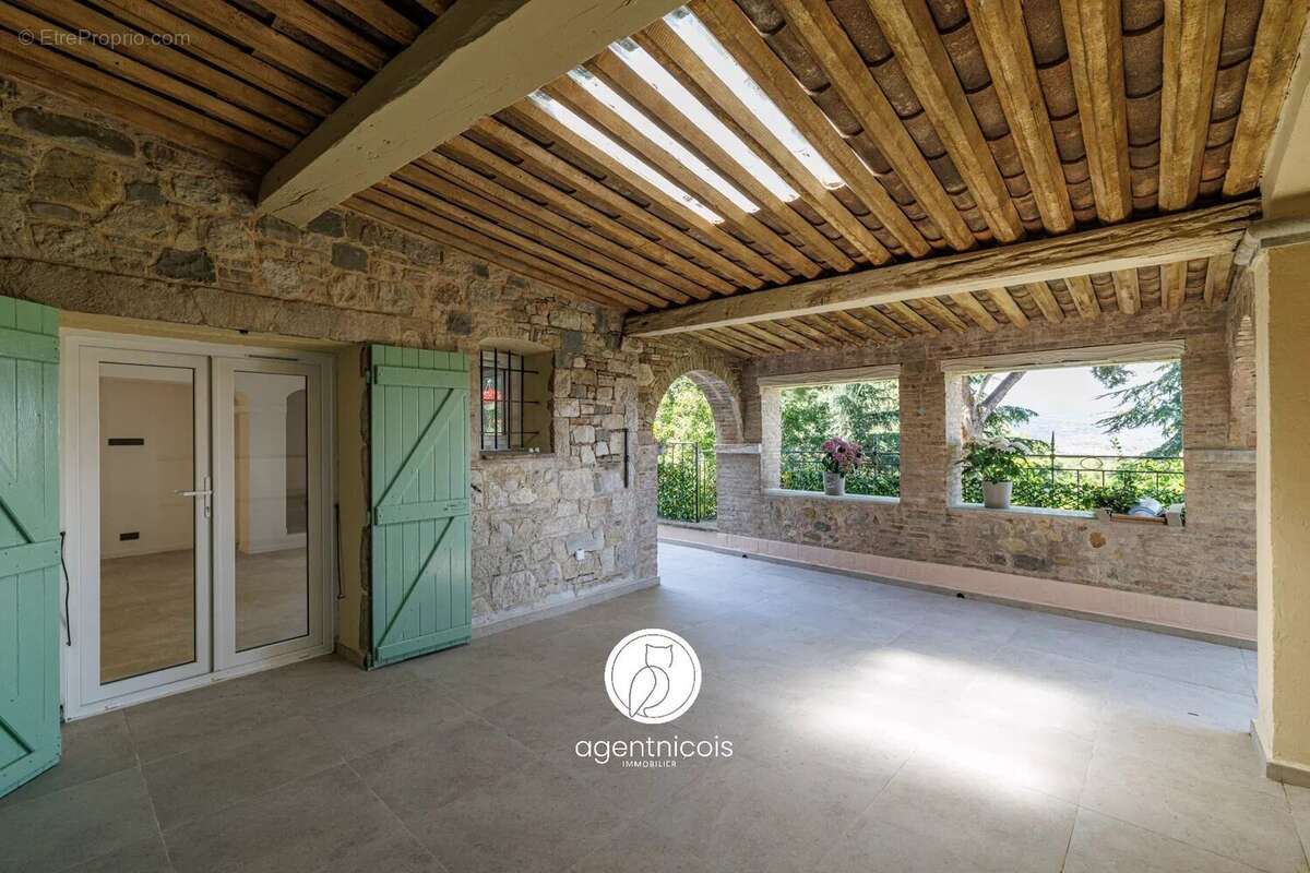 Appartement à SAINT-LAURENT-DU-VAR