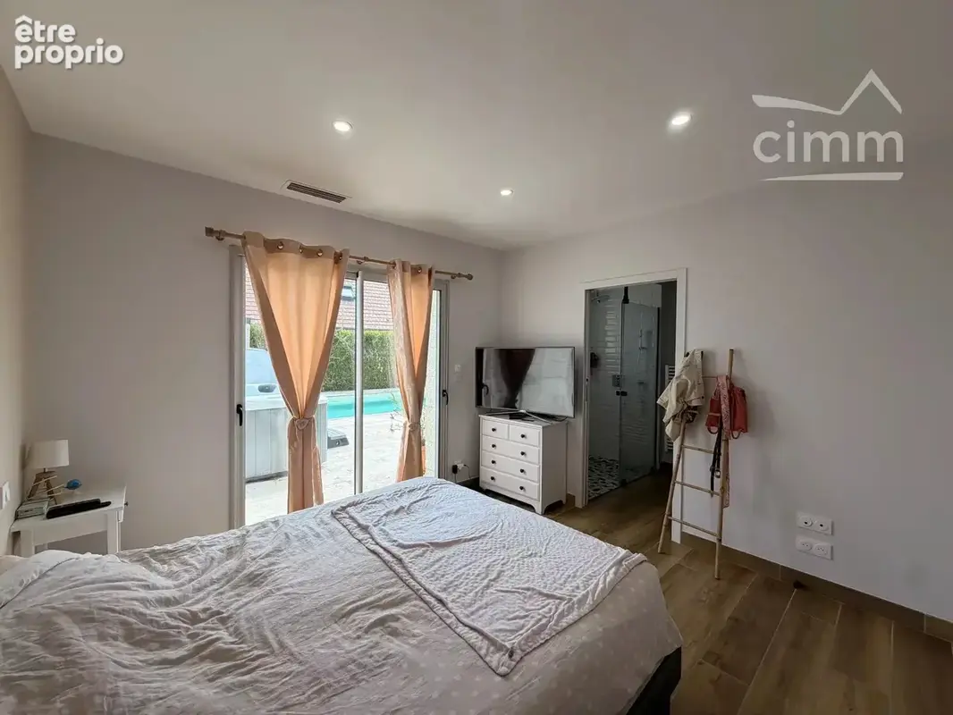 Maison contemporaine de plain-pied avec 4 chambres et piscine à Mer - photo 6