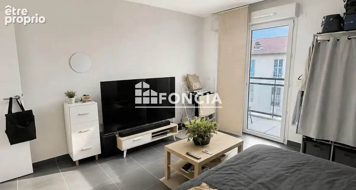 Nice – Rue Smolett – Studio avec balcon en étage élevé - photo 4