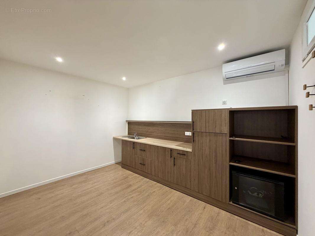 Commerce à LA GAUDE