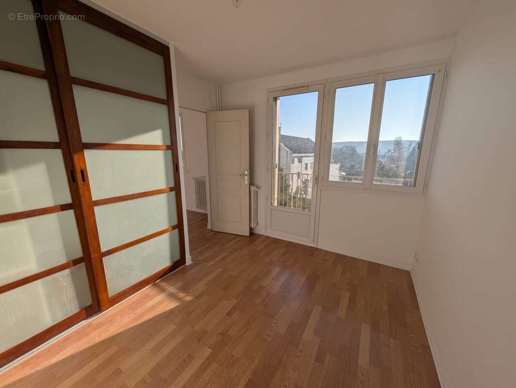 Appartement à LES CLAYES-SOUS-BOIS