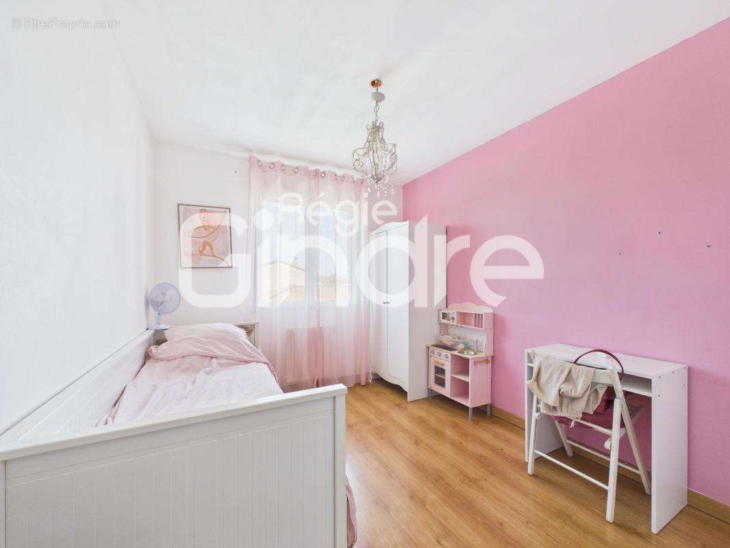 Vente - Maison - 4 pièces + cuisine - 91 m² - 305 000 € - - photo 4