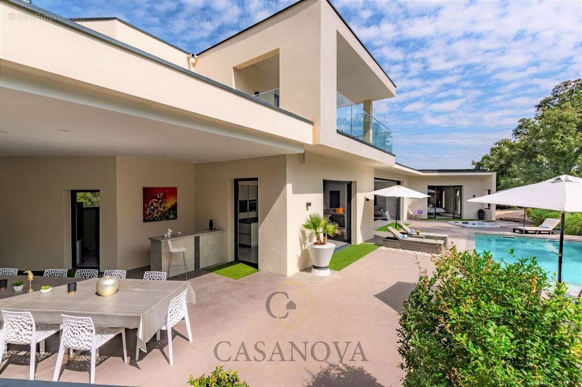 Maison à SAINT-CLEMENT-DE-RIVIERE