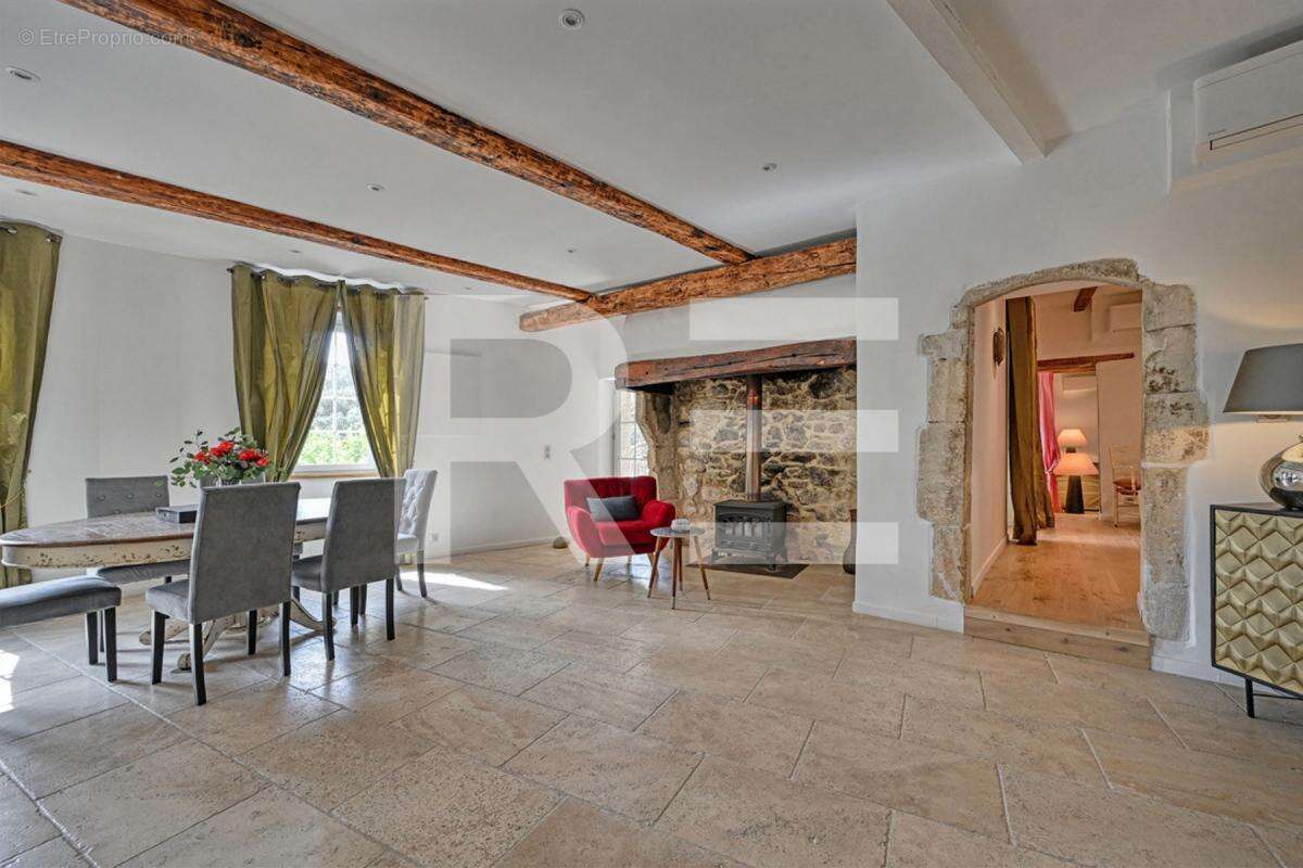 Maison à LA ROQUE-SUR-CEZE