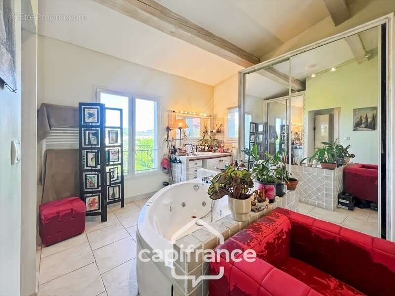 Maison à vendre 6 pièces HYERES (83) - Charme de l'ancien - 4 chambres - 200m2 habitables - Piscine - possibilité 2 appartements - photo 76