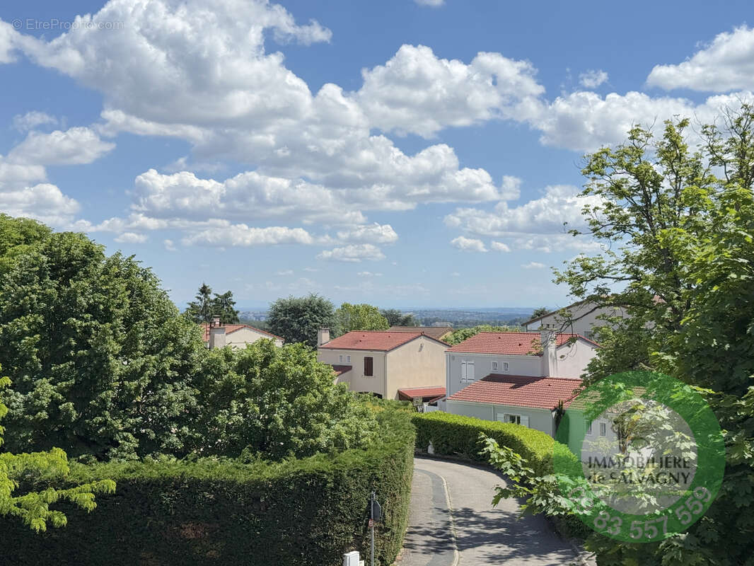 Appartement à LA TOUR-DE-SALVAGNY