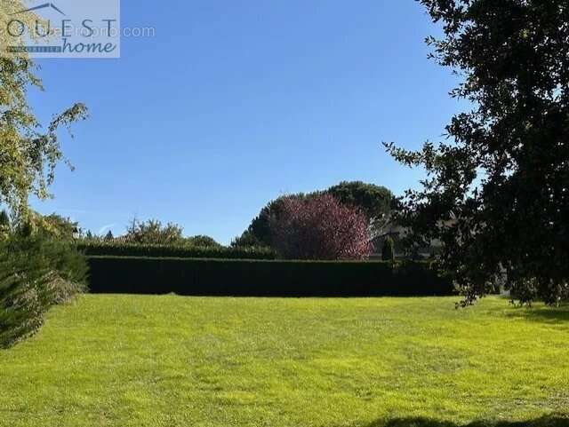 Terrain à CHARBONNIERES-LES-BAINS