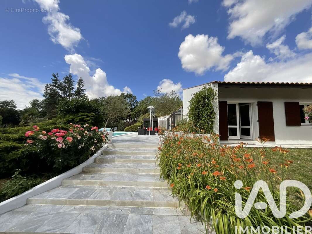 Maison 235 m² à Sainte-Soulle  - photo 4