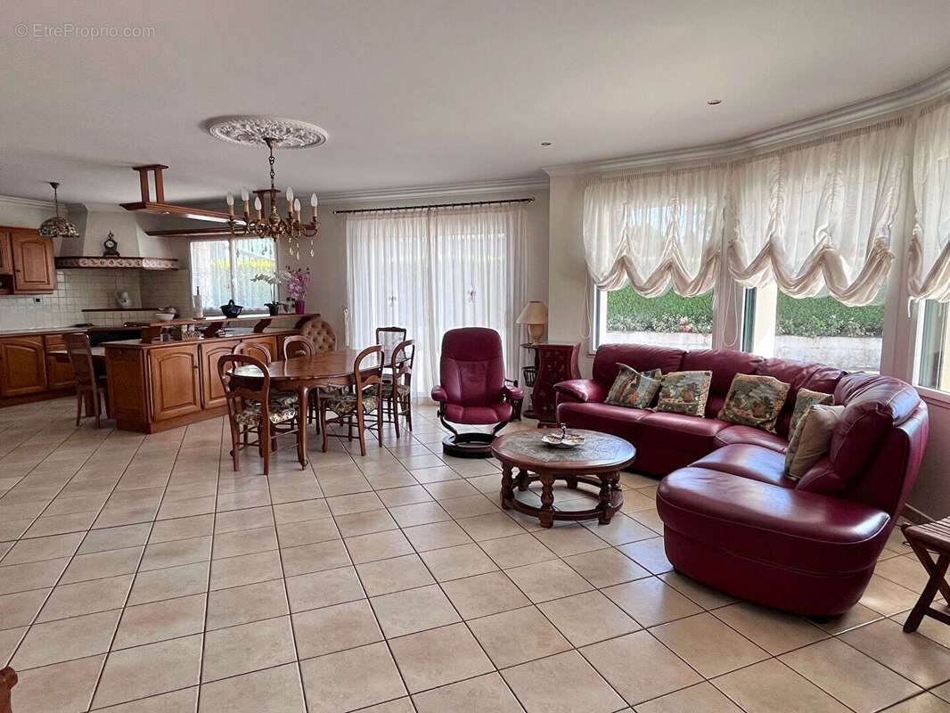 A VENDRE - Maison Le Cloitre Saint Thegonnec 5 pièce(s) - photo 4