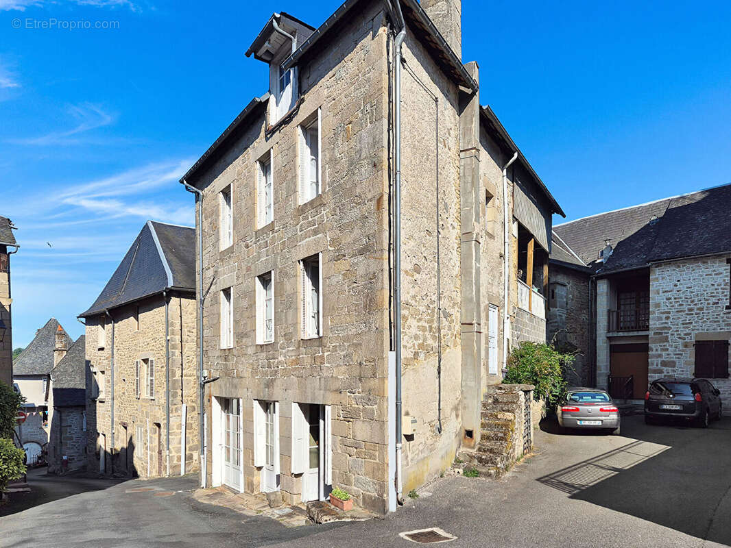 CORRÈZE. TREIGNAC. Maison ancienne en pierre pleine de charme comprenant 3 chambres avec balcon et un appartement à rénover. - photo 2