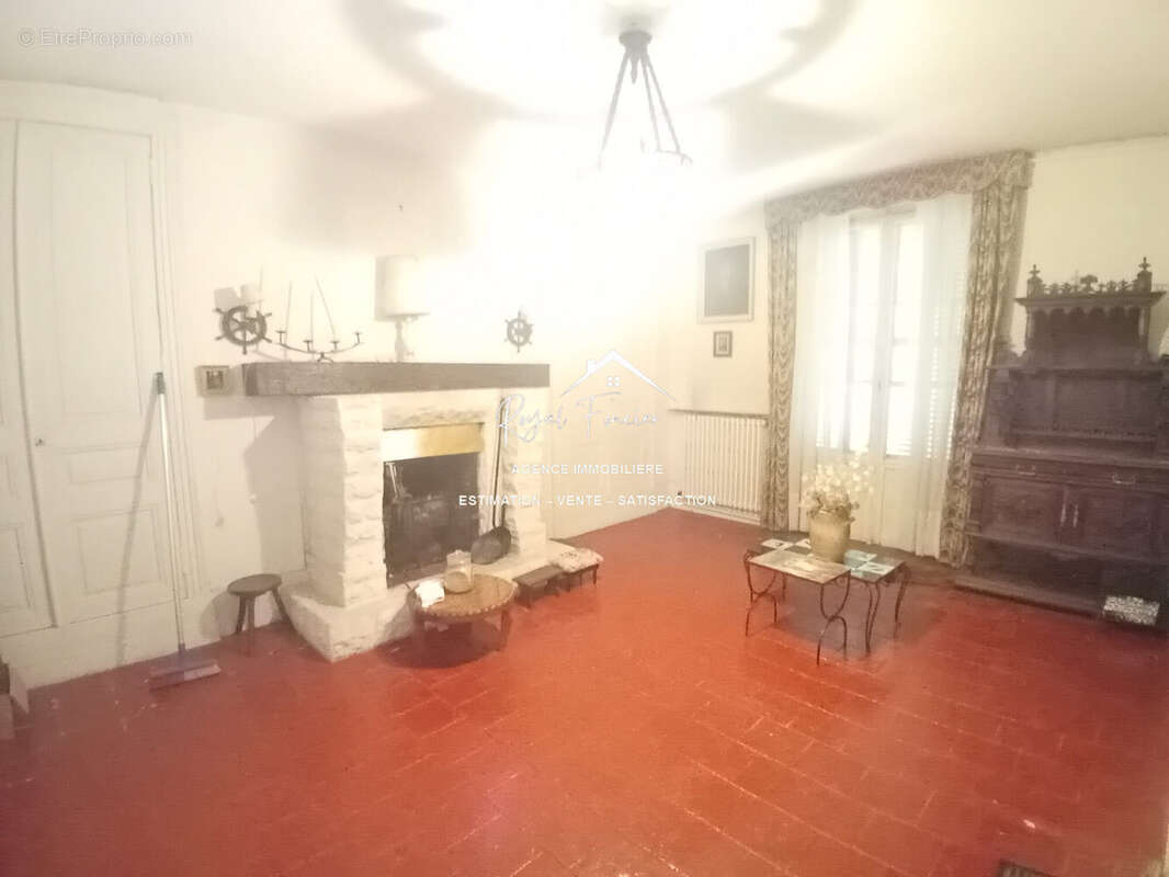 Pièce de vie de 25 m2 avec cheminée avec rangements  - Maison à CHARNIZAY