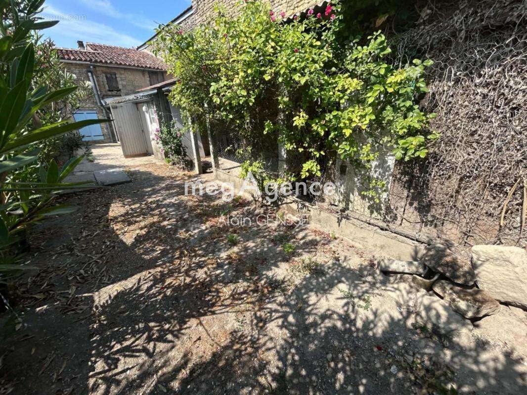 Maison 96 m² à Surgeres  - photo 10