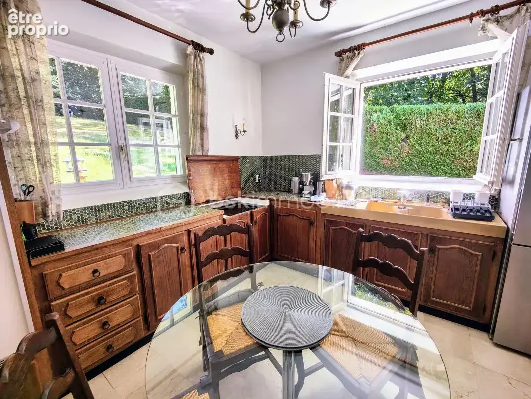Maison d'exception dans un parc boisé privé avec tennis - photo 6