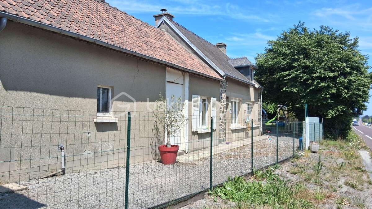 Maison de 71m² +(buanderie de 30m²+dependance de 70m² avec possibilite d'amenagement). terrain 703m² - photo 10