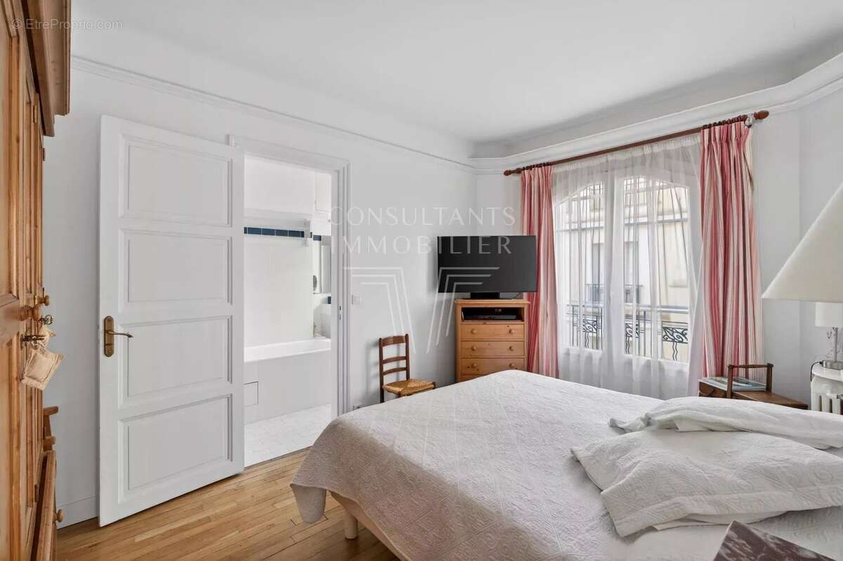 Appartement à PARIS-16E