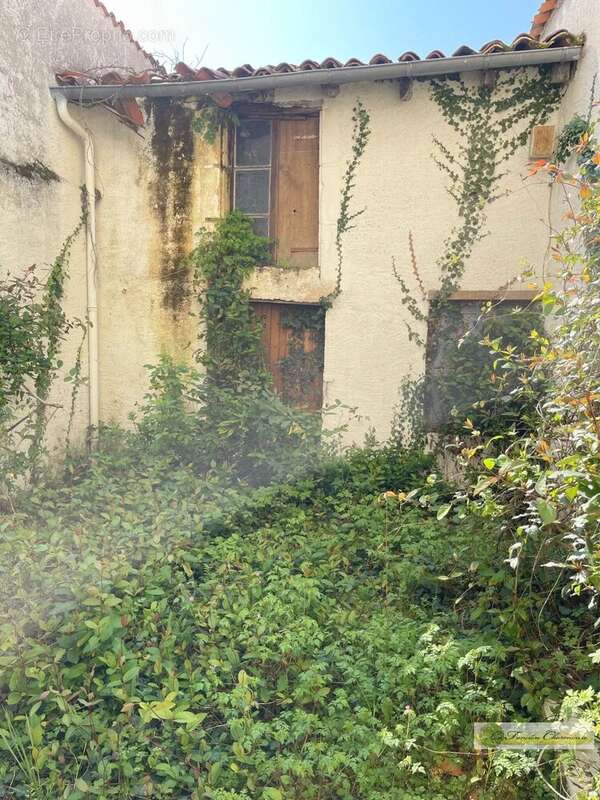 Maison à AIGRE