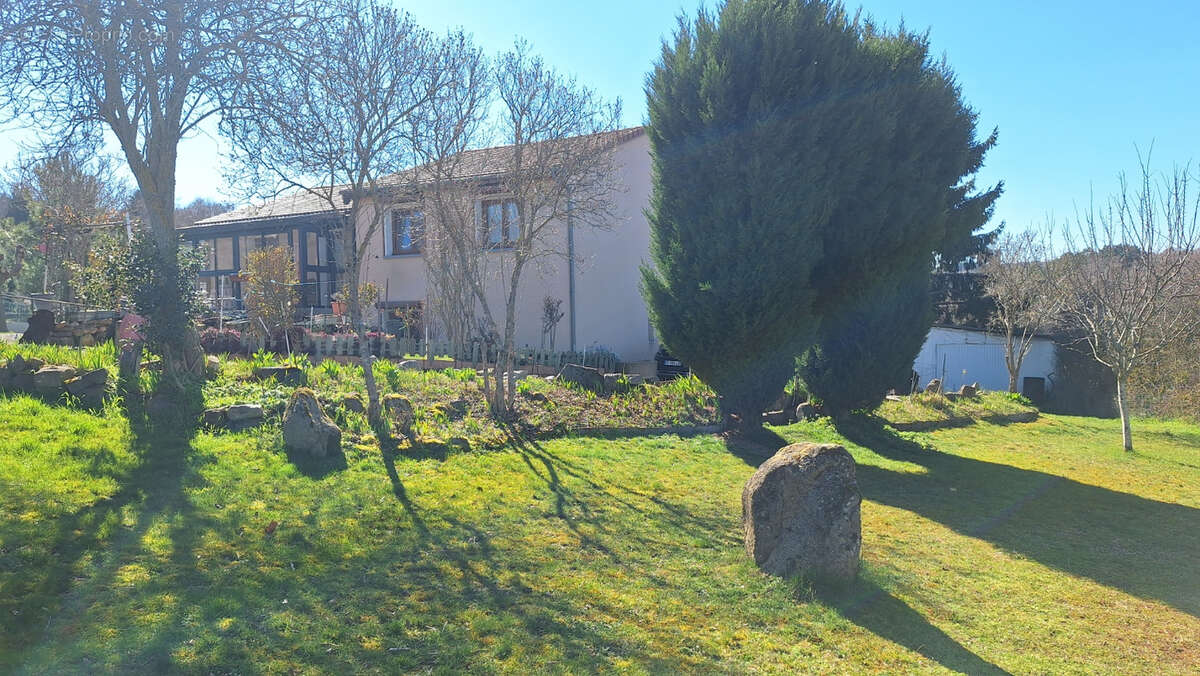 Maison à SAINT-GENES-CHAMPANELLE