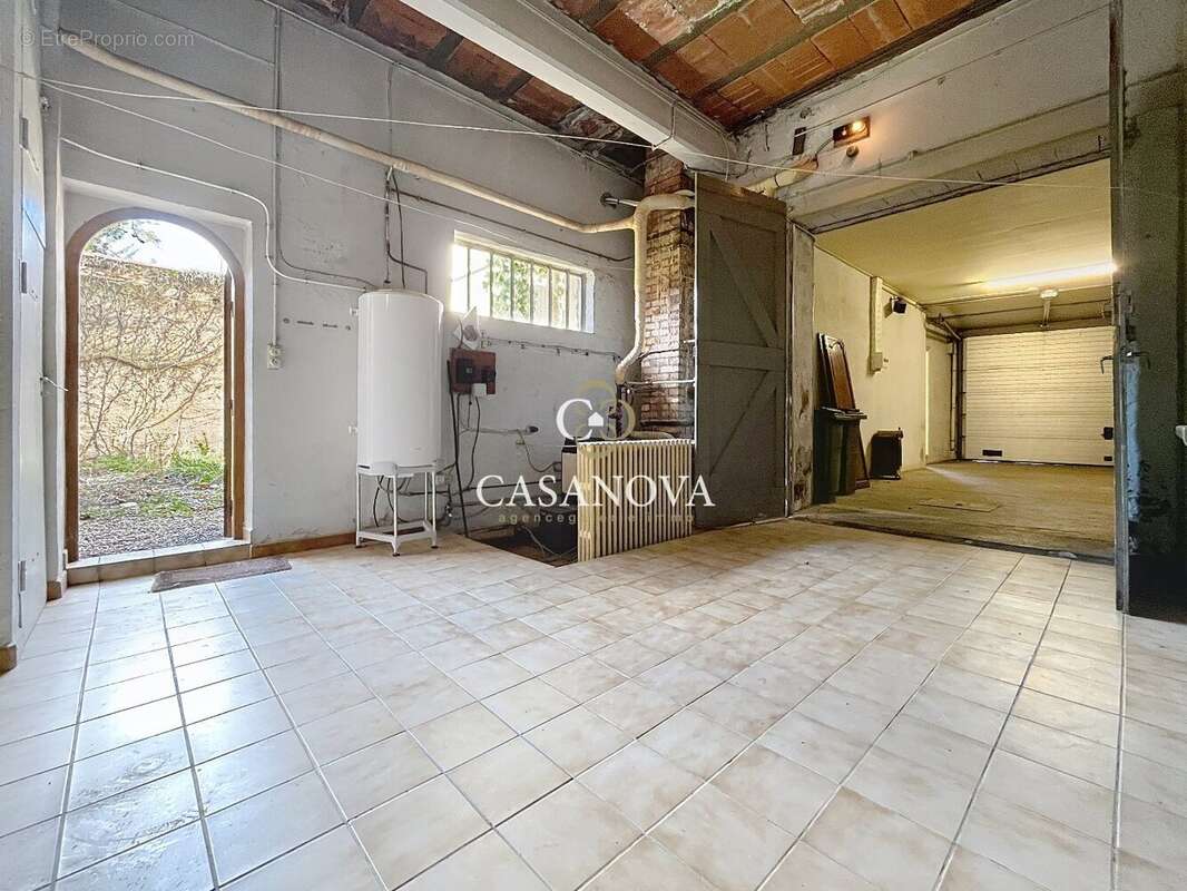 Proche PEZENAS: Belle maison ancienn de caractère avec PATIO intimiste & terrasse. 230 m² hab. + gd GARAGE / atelier. Emplacemen - photo 10