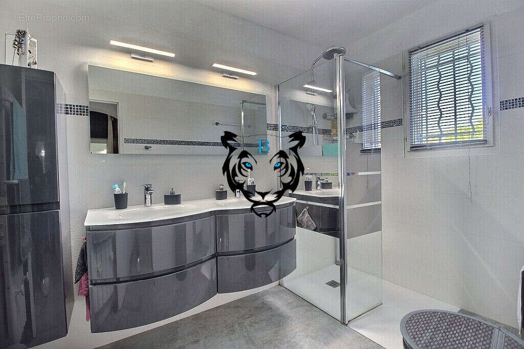 Maison à ROQUEBRUNE-SUR-ARGENS