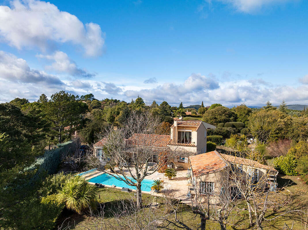 À VENDRE EN EXLUSIVITE!! Propriété  à TOURTOUR de 130m² + dépendance de 20m² + agrandissement possible + piscine le tout sur un  - photo 3