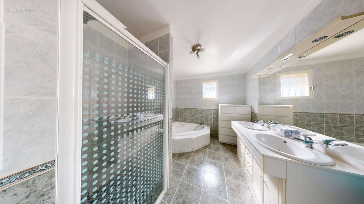 Maison à SAINTE-FOY-DE-PEYROLIERES