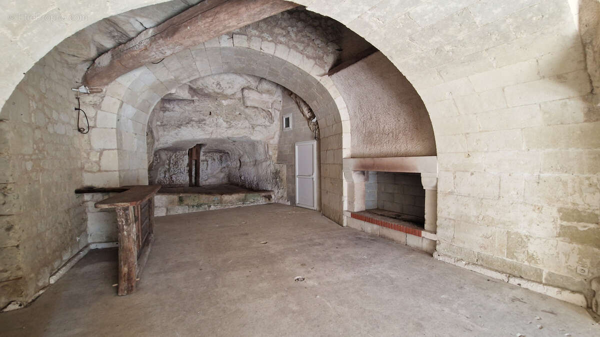 Maison en pierre avec dépendances, caves et grand terrain - photo 8