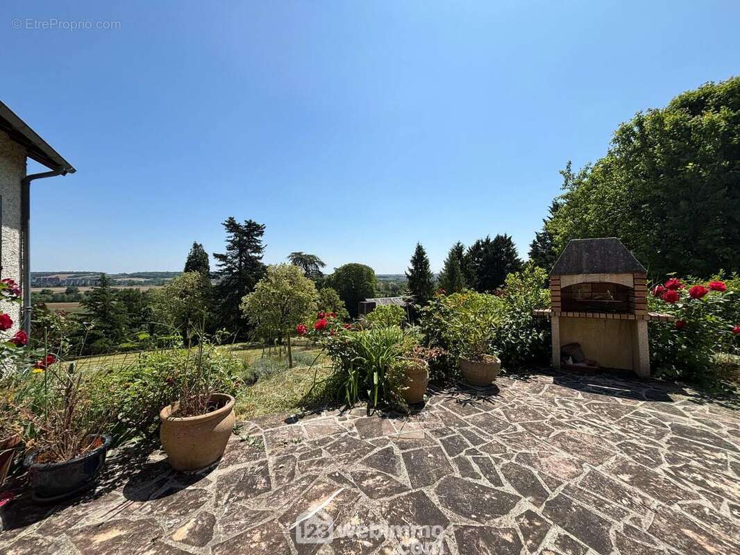 Elle profite d&#039;une vue dominante et dégagée sur la campagne. - Maison à VAUX-SUR-VIENNE
