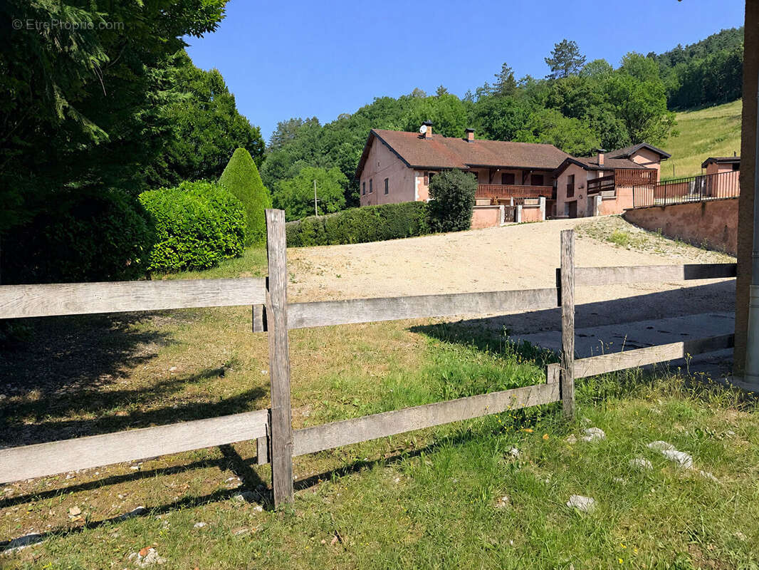 Domaine Saint Germain De Joux  ancienne ferme de 273 m2 sur 21 ha - photo 3