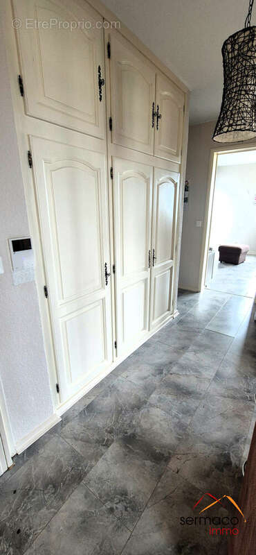 entrée avec placards - Appartement à SARREGUEMINES
